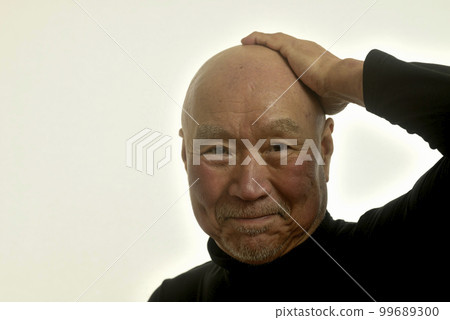 一個留著鬍子的微笑的日本前輩 99689300