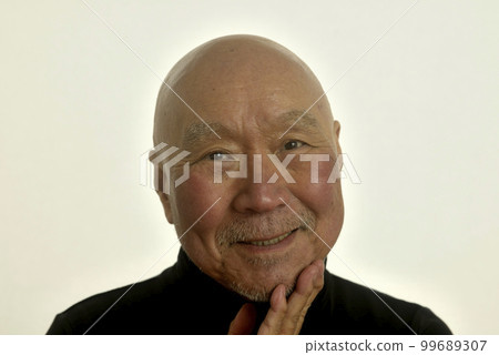 一個留著鬍子的微笑的日本前輩 99689307