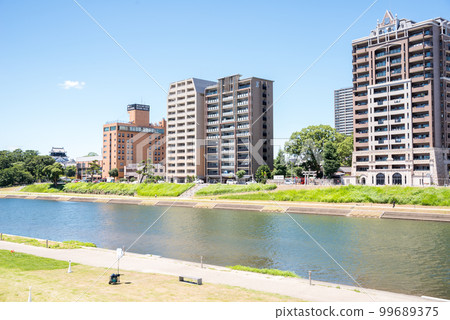 [乙川]沿河的公寓和神社 99689375