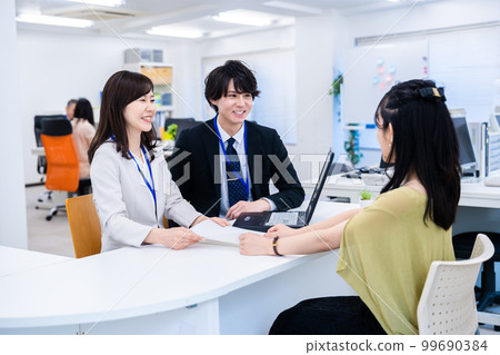 Staff who work at the counter in the office 99690384