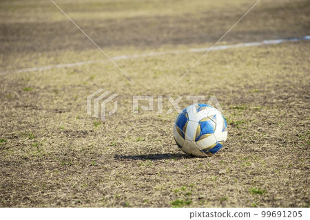 等待比賽開始的足球 99691205