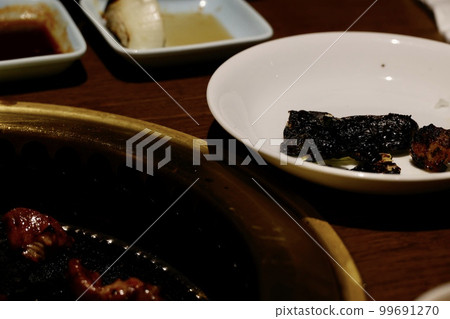 燒烤過程中燒焦的蔬菜 99691270