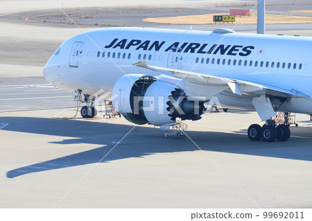 787 with the engine pod open engine repair inspection maintenance 787 with the engine pod open engine repair inspection maintenance 99692011