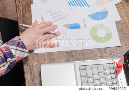 [一個在家工作的女人] 99694015