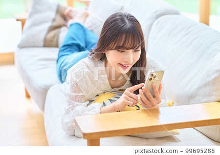 做智能手機的少婦在客廳 做智能手機的少婦在客廳 99695288