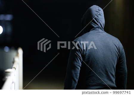 一個戴著兜帽的可疑男子的後視圖 一個戴著兜帽的可疑男子的後視圖 99697741