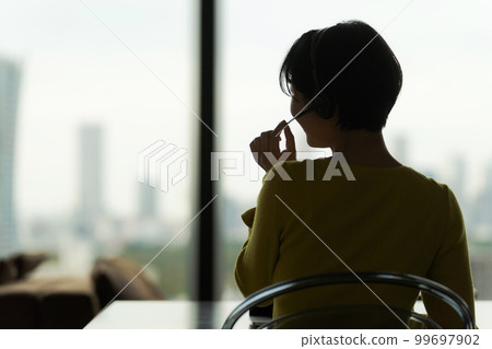 一個戴著耳機的女人的剪影 一個戴著耳機的女人的剪影 99697902