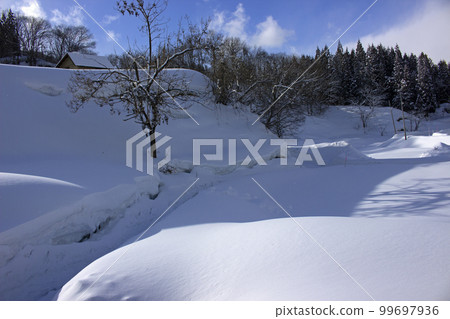 大雪地區的一間小屋和一棵泡桐樹,映襯著藍天的雪景 福島縣只見町 大雪地區的一間小屋和一棵泡桐樹,映襯著藍天的雪景 福島縣只見町 99697936