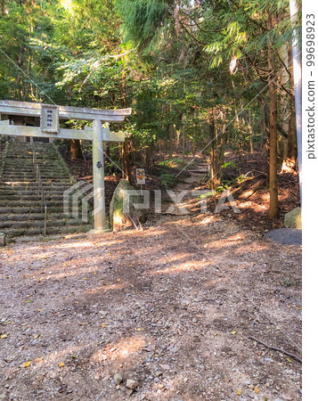Climbing Mt.Fujiwara at Suzuka Seven Mountains: Jinmu Shrine and Ogaito trailhead 99698923