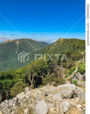 攀登鈴鹿七山的藤原山：從藤原山山頂看到的天狗岩和大池山 99698982