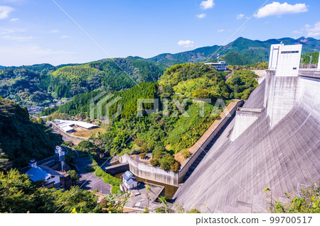 Ryumon Dam "The dam embankment and the scenery seen from the dam embankment" The background is the morning sky and autumn leaves Ryumon Dam "The dam embankment and the scenery seen from the dam embankment" The background is the morning sky and autumn leaves 99700517