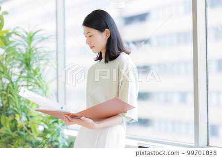 商業場景:在共享辦公室工作的女性圖片合作:WEEK Shibadaimon(Sun Frontier Fudousan) 商業場景:在共享辦公室工作的女性圖片合作:WEEK Shibadaimon(Sun Frontier Fudousan) 99701038