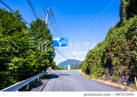 龍門水壩“通往龍門水壩的道路”標誌和標誌背景是早晨的天空和秋葉 龍門水壩“通往龍門水壩的道路”標誌和標誌背景是早晨的天空和秋葉 99701049