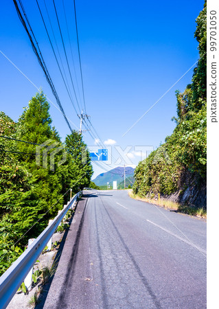 龍門水壩“通往龍門水壩的道路”標誌和標誌背景是早晨的天空和秋葉 龍門水壩“通往龍門水壩的道路”標誌和標誌背景是早晨的天空和秋葉 99701050