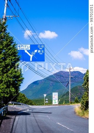 龍門水壩“通往龍門水壩的道路”標誌和標誌背景是早晨的天空和秋葉 龍門水壩“通往龍門水壩的道路”標誌和標誌背景是早晨的天空和秋葉 99701051