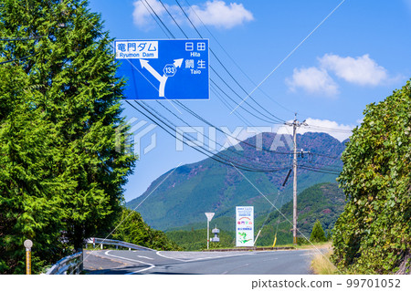 Ryumon Dam "Road leading to Ryumon Dam" signs and signs Background is the morning sky and autumn leaves 99701052