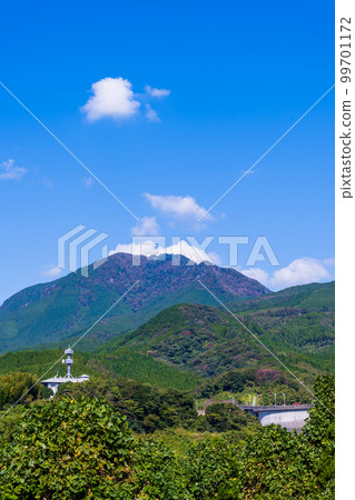龍門水壩“從通往龍門水壩的道路上看到的風景”背景是早晨的天空和秋天的樹葉 龍門水壩“從通往龍門水壩的道路上看到的風景”背景是早晨的天空和秋天的樹葉 99701172
