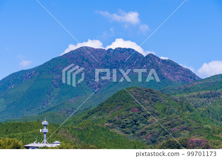 Ryumon Dam "Landscape seen from the road leading to Ryumon Dam" The background is the morning sky and autumn leaves Ryumon Dam "Landscape seen from the road leading to Ryumon Dam" The background is the morning sky and autumn leaves 99701173