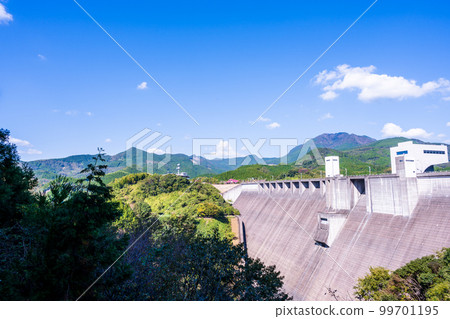 龍門水壩“從通往龍門水壩的道路上看到的風景”背景是早晨的天空和秋天的樹葉 龍門水壩“從通往龍門水壩的道路上看到的風景”背景是早晨的天空和秋天的樹葉 99701195