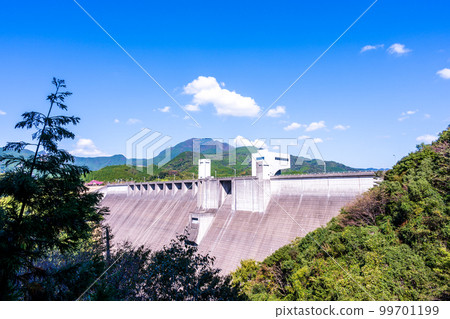 龍門水壩“從通往龍門水壩的道路上看到的風景”背景是早晨的天空和秋天的樹葉 99701199
