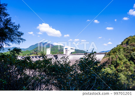 Ryumon Dam "Landscape seen from the road leading to Ryumon Dam" The background is the morning sky and autumn leaves Ryumon Dam "Landscape seen from the road leading to Ryumon Dam" The background is the morning sky and autumn leaves 99701201