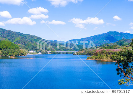 龍門水壩“從水壩路堤道路/休息區看到的全景風景”背景是早晨的天空和秋葉 99701517
