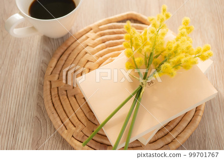 含羞草、雜誌和咖啡 [春季形象] 99701767