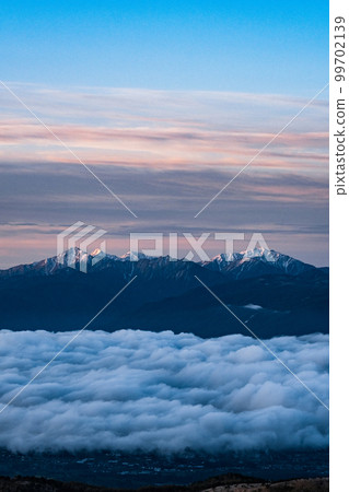 來馬山的黎明(從山頂眺望南阿爾卑斯山) 來馬山的黎明(從山頂眺望南阿爾卑斯山) 99702139