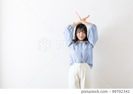 一個用雙臂交叉的女人 99702342