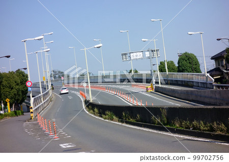 市郊安靜的車流高速公路 99702756