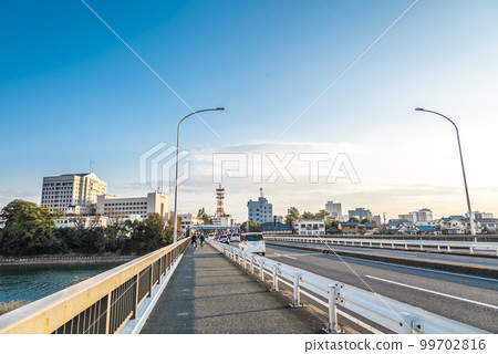 《愛知縣》黃昏時的豐橋市景 國道1號線吉田大橋 99702816