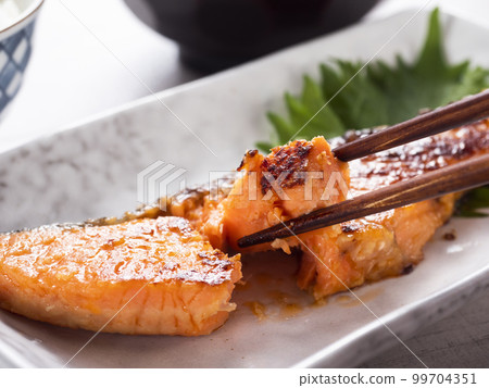 三文魚的Saikyo燒烤 99704351