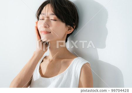 40多歲的女人沐浴在陽光下 99704428