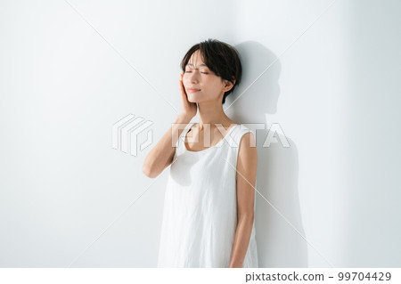 40多歲的女人沐浴在陽光下 99704429