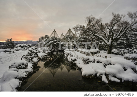 兼六園日出時有美麗的雪景 兼六園日出時有美麗的雪景 99704499