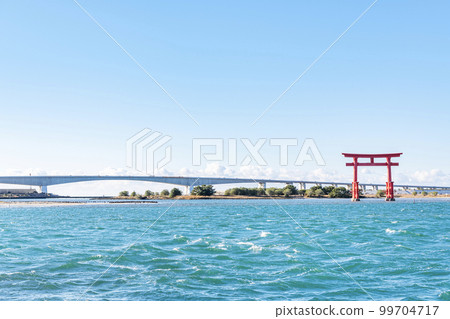 靜岡縣濱松市，天氣晴朗的濱名湖風景和標誌性的紅色鳥居 99704717