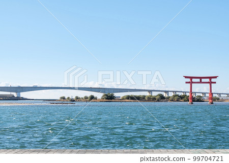 靜岡縣濱松市,天氣晴朗的濱名湖風景和標誌性的紅色鳥居 靜岡縣濱松市,天氣晴朗的濱名湖風景和標誌性的紅色鳥居 99704721