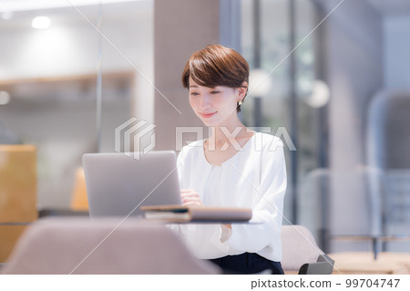 Business scene: Woman working in the office Photo cooperation: WEEK Shibadaimon (Sun Frontier Fudousan) 99704747