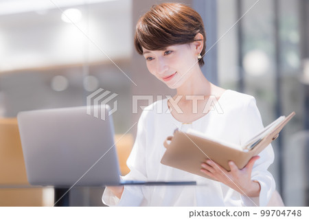 經營場景：在辦公室工作的女性 圖片合作：WEEK Shibadaimon（Sun Frontier Fudousan） 99704748