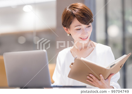 經營場景:在辦公室工作的女性 圖片合作:WEEK Shibadaimon(Sun Frontier Fudousan) 經營場景:在辦公室工作的女性 圖片合作:WEEK Shibadaimon(Sun Frontier Fudousan) 99704749