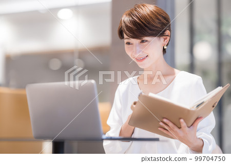 經營場景：在辦公室工作的女性 圖片合作：WEEK Shibadaimon（Sun Frontier Fudousan） 99704750