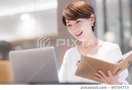 Business scene: Woman working in the office Photo cooperation: WEEK Shibadaimon (Sun Frontier Fudousan) Business scene: Woman working in the office Photo cooperation: WEEK Shibadaimon (Sun Frontier Fudousan) 99704753