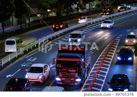 Traffic jam on Yamate-dori at night [Traffic image] 99705376