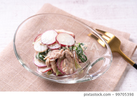 radish and tuna salad 99705398