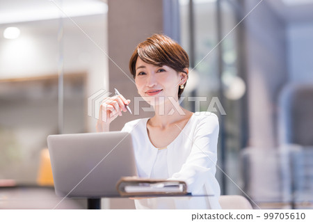 經營場景：在辦公室工作的女性 圖片合作：WEEK Shibadaimon（Sun Frontier Fudousan） 99705610