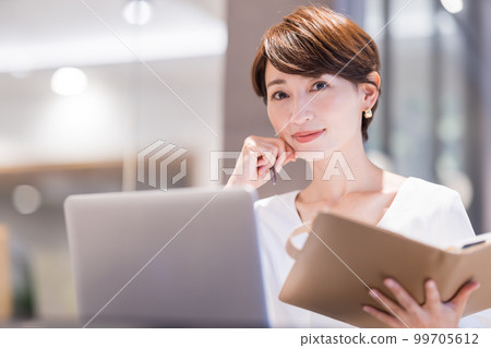 經營場景:在辦公室工作的女性 圖片合作:WEEK Shibadaimon(Sun Frontier Fudousan) 經營場景:在辦公室工作的女性 圖片合作:WEEK Shibadaimon(Sun Frontier Fudousan) 99705612