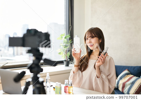 直播賣化妝品的女人 直播賣化妝品的女人 99707001