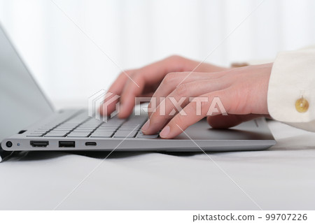 操作膝上型計算機鍵盤的婦女的手 99707226