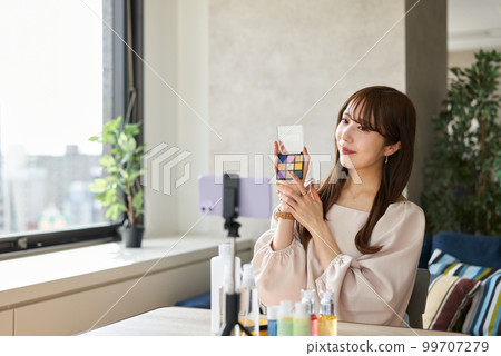 直播賣化妝品的女人 99707279