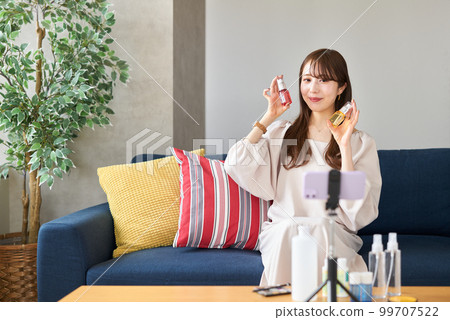 A woman who sells cosmetics on live streaming 99707522